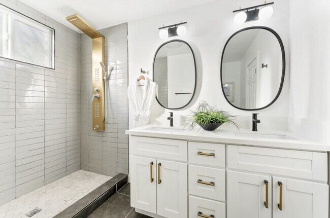 Building Photo - 4404 Vista Way