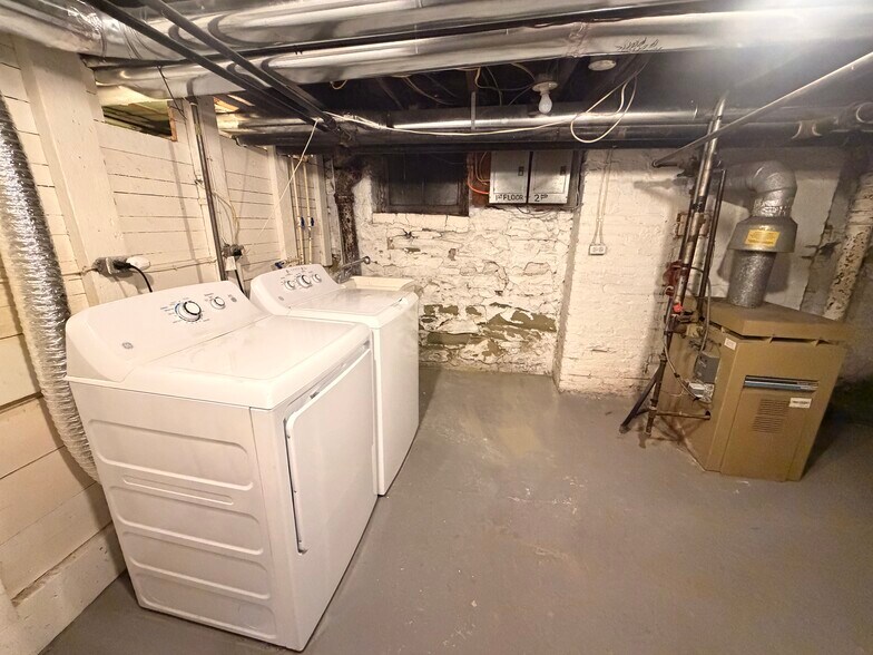 Building Photo - 122 Maple Ter