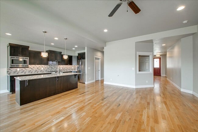 Building Photo - Beautiful Home in Desired Hazelwood Subdiv...