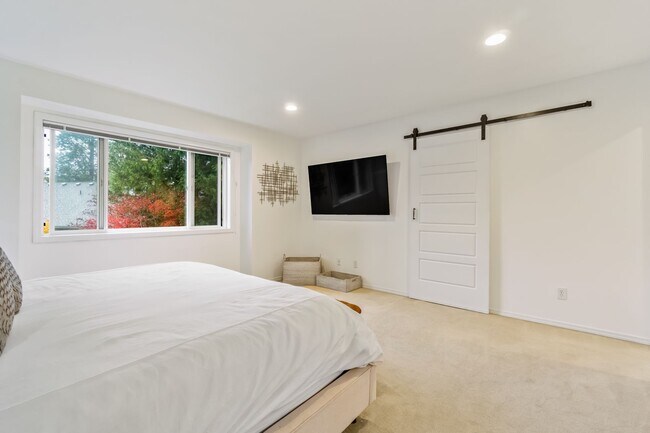 Building Photo - Lovely 3 Bedroom + Bonus Room with Spaciou...