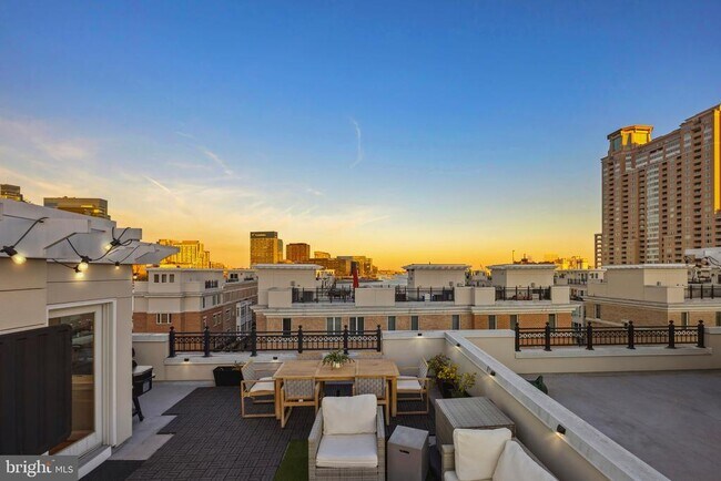 Building Photo - 900 Valencia Ct