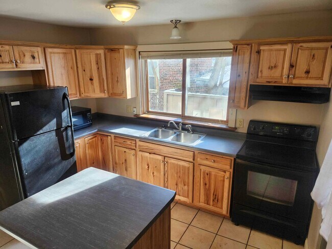 Building Photo - 422 Superior St