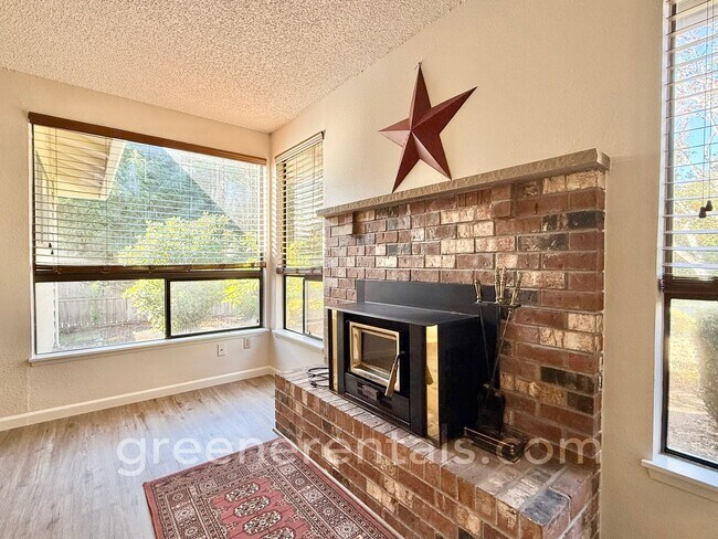 Building Photo - Cozy Meets Convenient in This Lacey Charme...