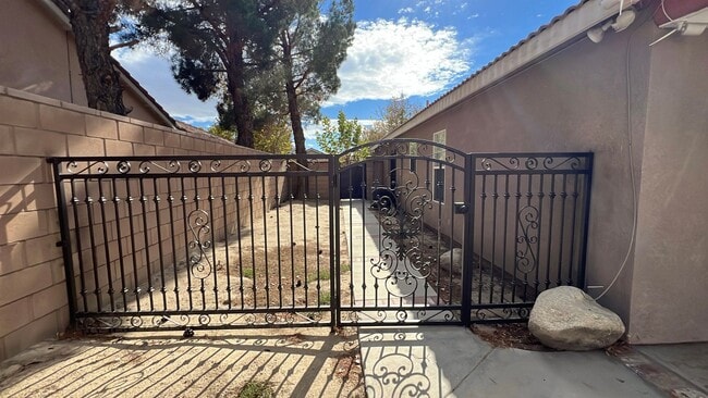 Building Photo - (APPLICATION PENDING) East Lancaster Home