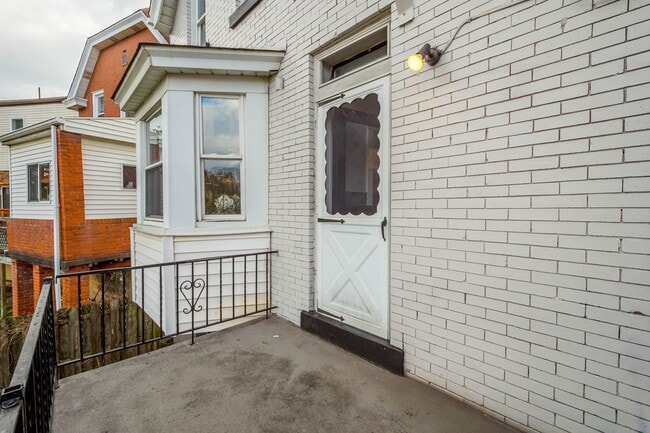 Building Photo - Updated 3 Bedroom home in Carrick availabl...
