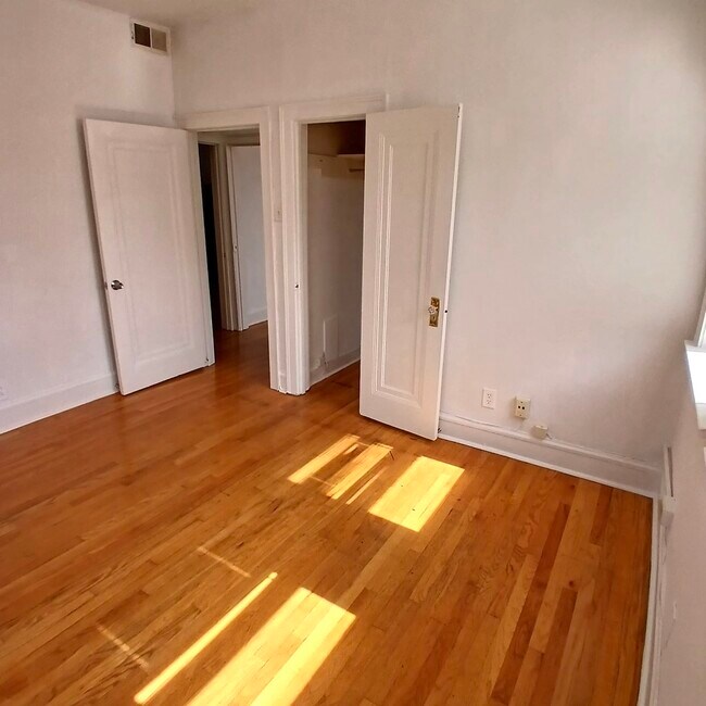 Building Photo - 4808 W Barry Ave