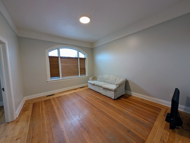 Building Photo - 14 S State St