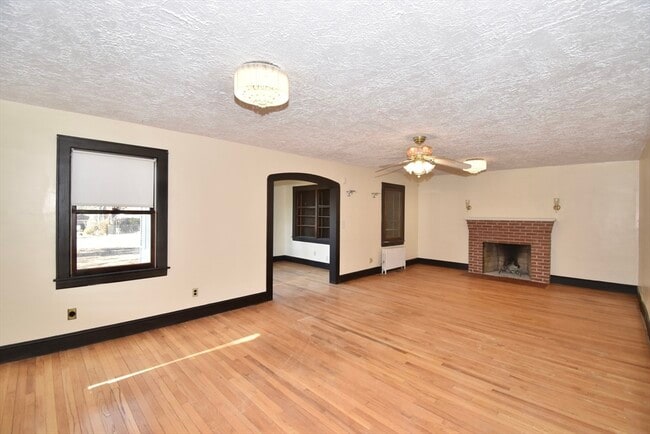 Building Photo - 582 Springfield St