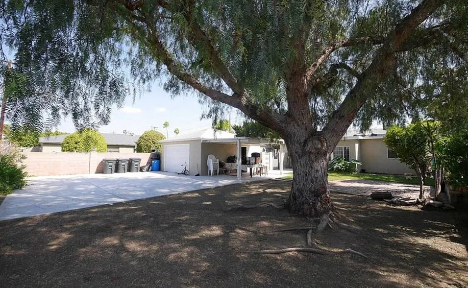 Backyard + Garage - 327 E Collins Ave