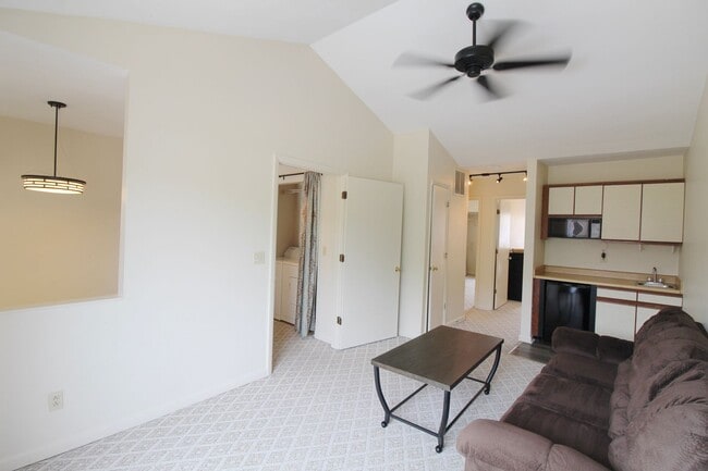 Building Photo - 1408 Bradley Dr