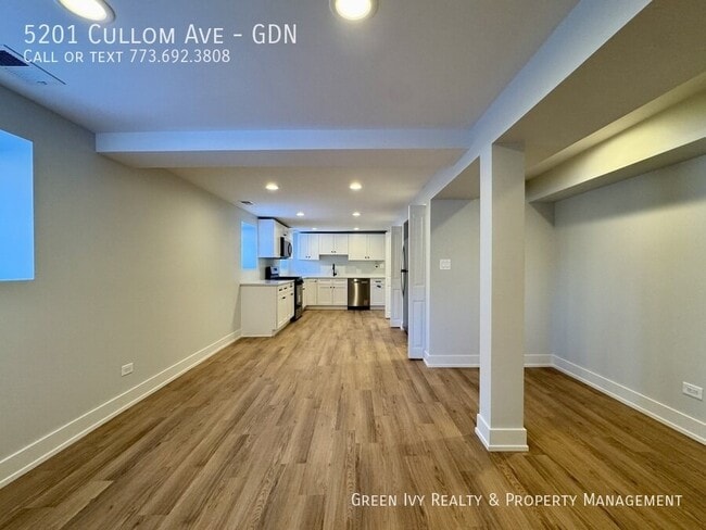 Building Photo - 5201 W Cullom Ave