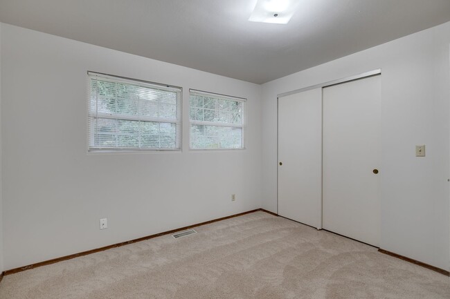 Building Photo - 3 Bedroom Rambler in Kirkland with Large Y...