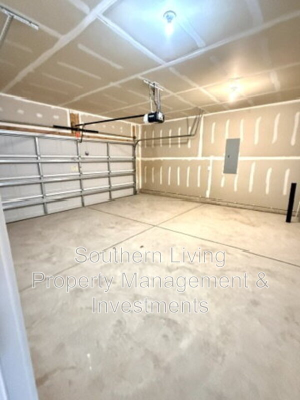 Building Photo - 1413 Secrest Cmns Dr