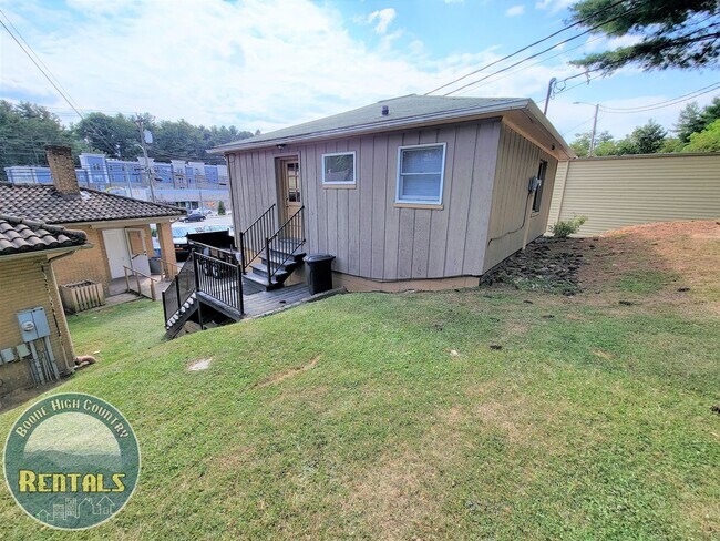 Building Photo - 915 Blowing Rock Rd