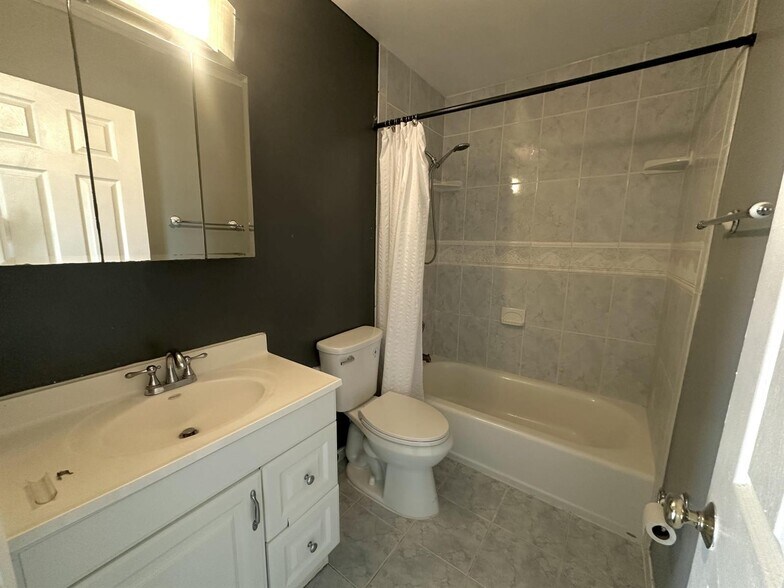 Building Photo - 2404 Seaside Dr