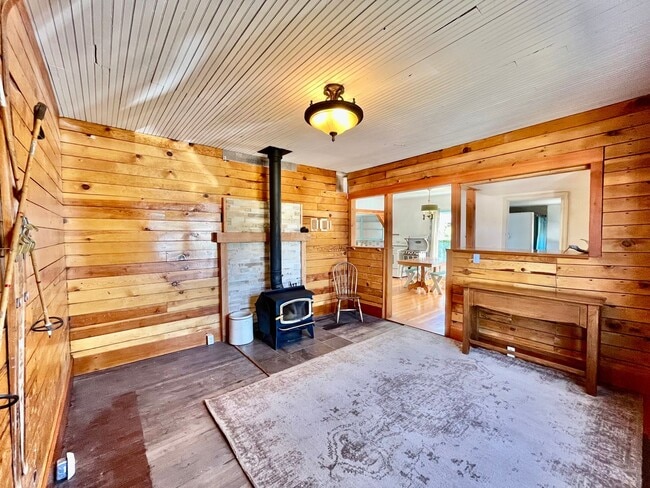 Building Photo - Charming Ronald Cabin Available through Ma...