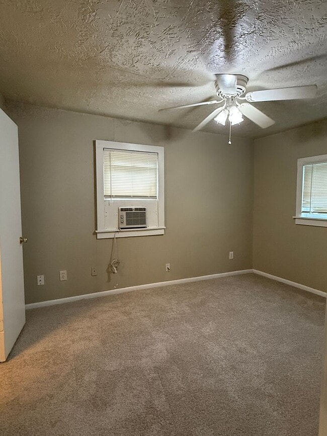 Building Photo - 1 Bedroom 1 Bath - Back House