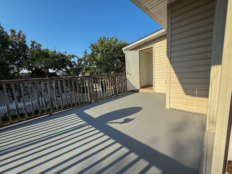 Building Photo - 210 Lantana Ct