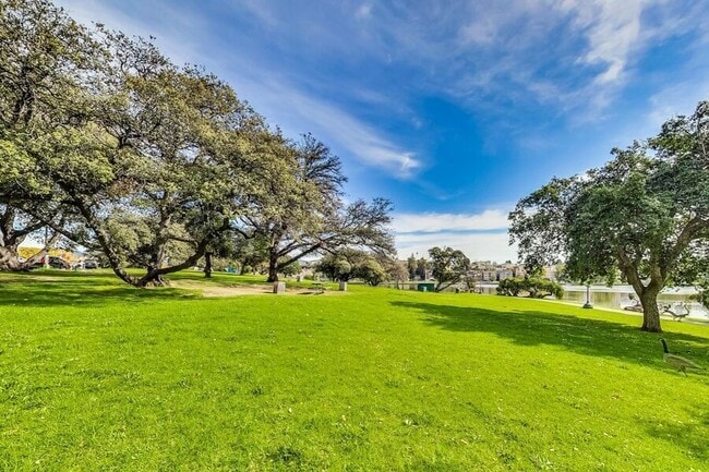 Building Photo - 465 Bellevue Ave