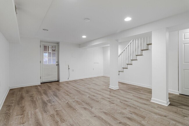 Building Photo - Big and Comfy Townhouse