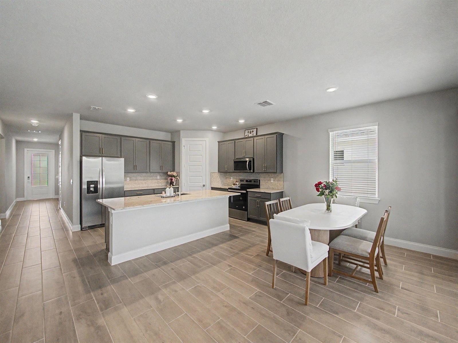 Building Photo - 9049 Dahlia Cir