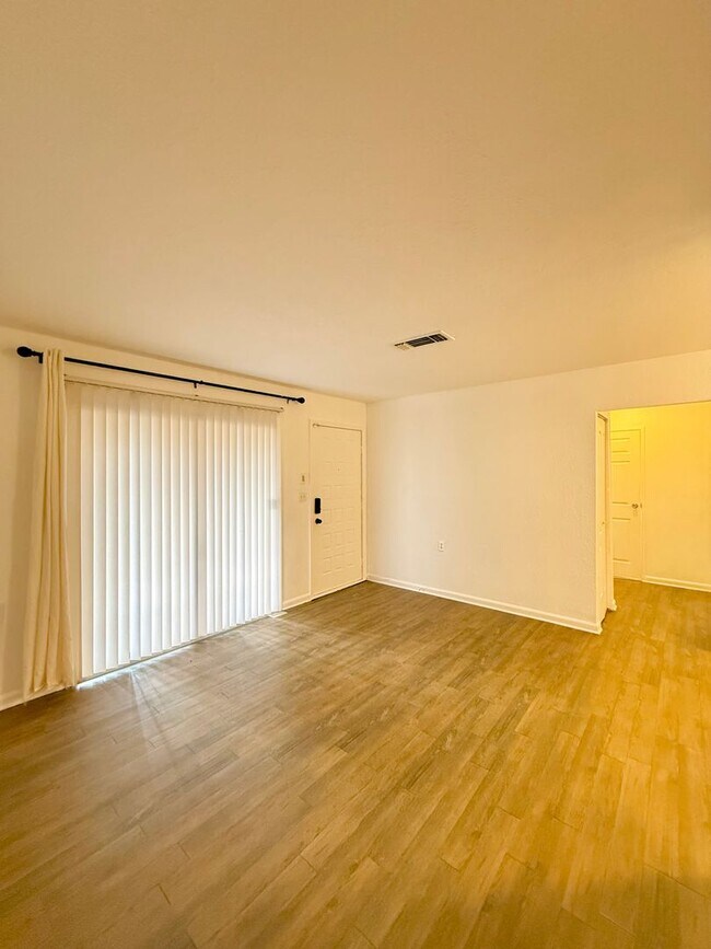 Building Photo - Now available! Charming 2 bed / 1 bath condo in a prime Tallahassee location.