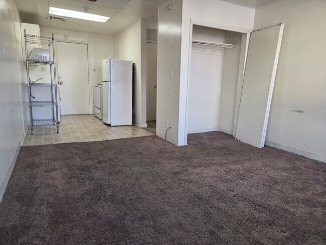Building Photo - Studio Apartment in the Heart of Golden!
