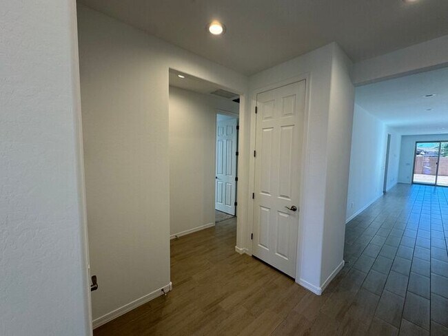 Building Photo - NEW 5 Bedroom 3 bathroom home in Surprise!