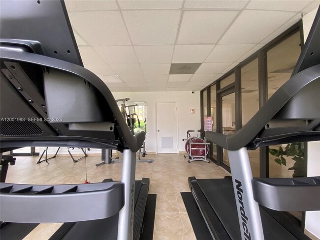 Building Photo - 9320 Fontainebleau Blvd