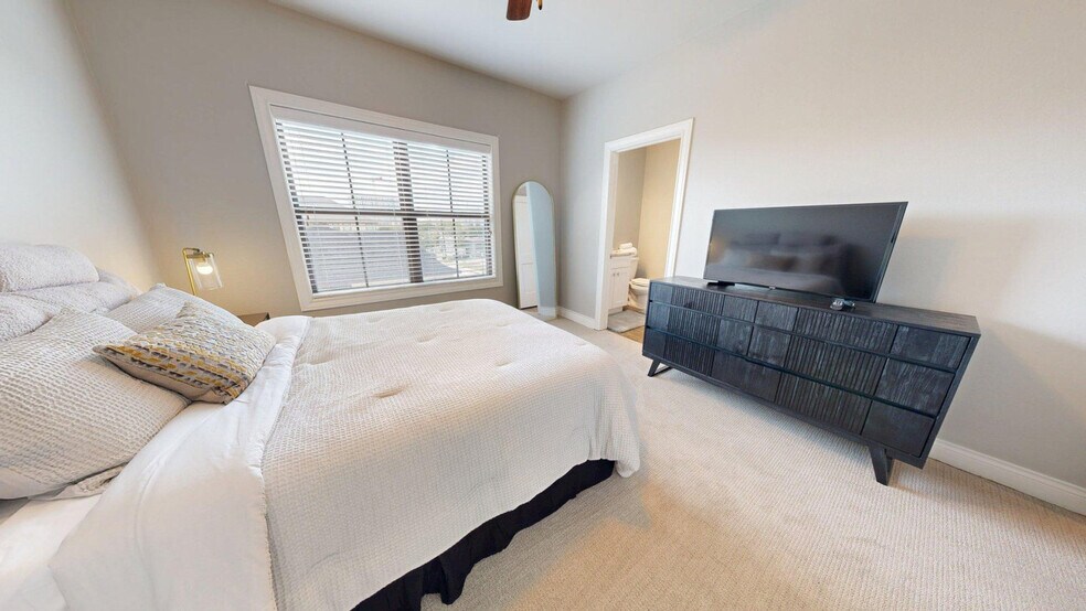 Building Photo - 636 Clay St