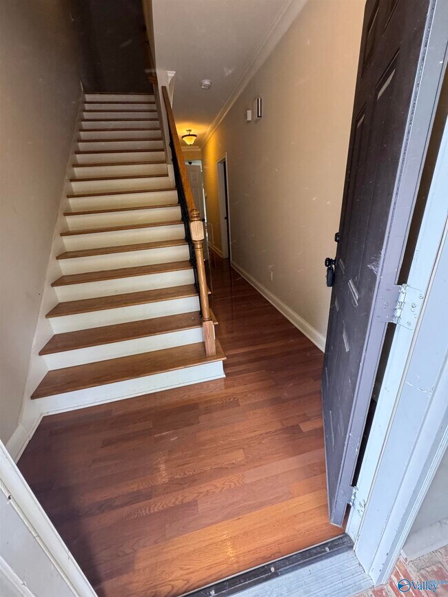 Building Photo - 210 Treetop Dr SE