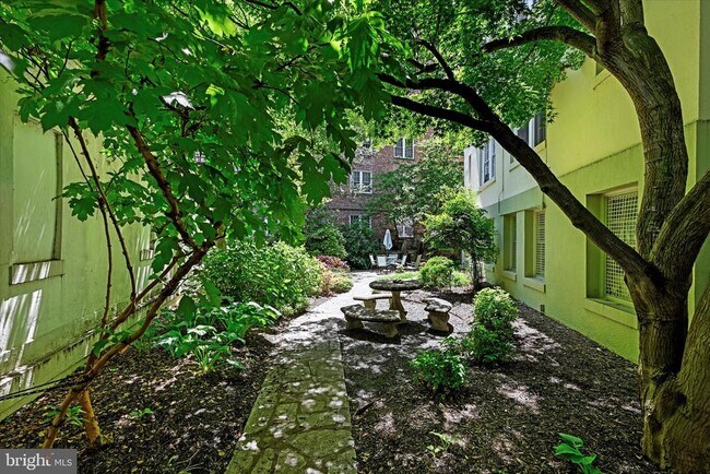 Building Photo - 3401 Greenway