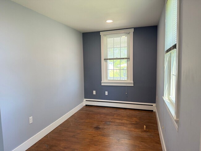 Building Photo - 147 Manheim St