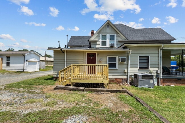 Building Photo - "Charming 1-Bedroom Retreat with Gleaming ...
