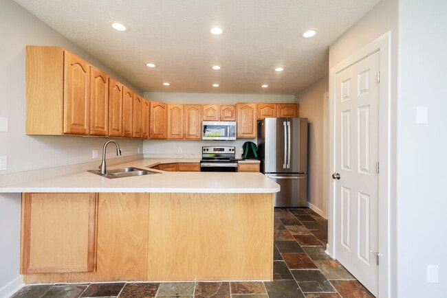 Building Photo - 5060 S Vista Dr