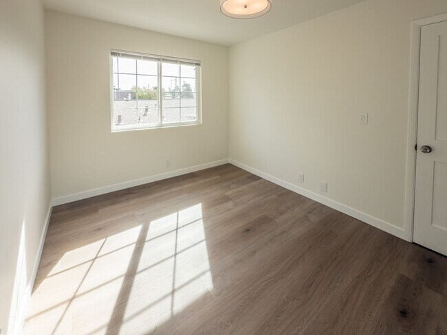 Building Photo - 1000-1006 Tilton