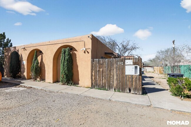 Building Photo - Charming 2BR 4plex in Albuquerque