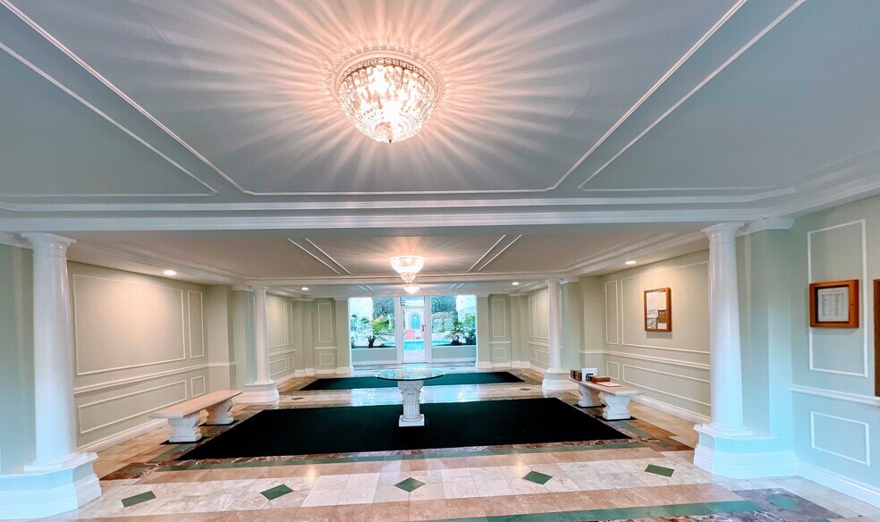 Lobby - 521 Montana Ave