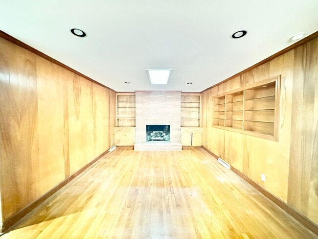 Building Photo - 952 Hawthorne Ln