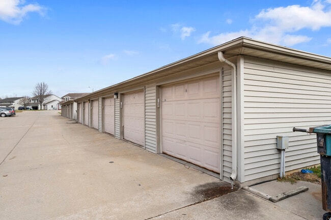 Building Photo - 2270 Holiday Rd