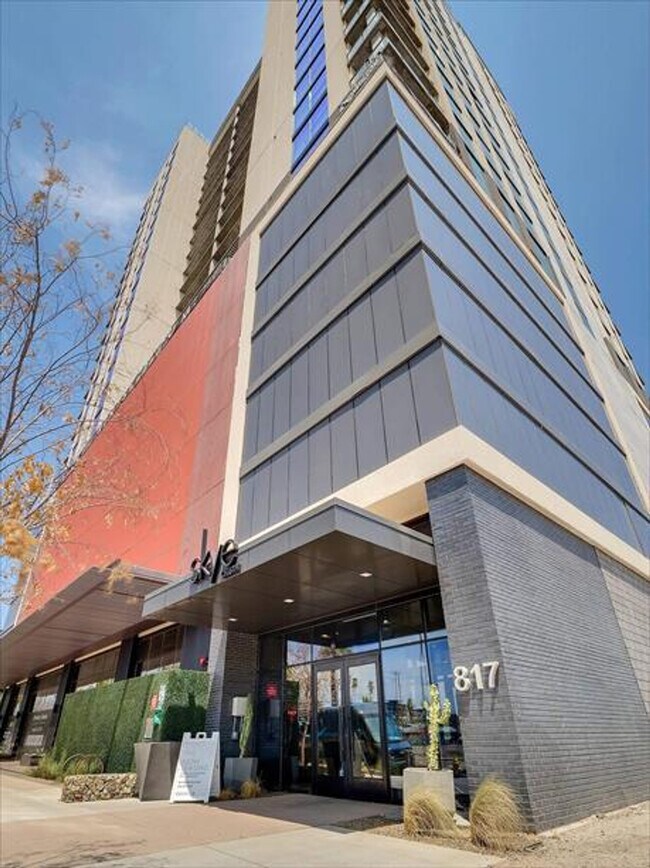 Building Photo - 817 N 6th St