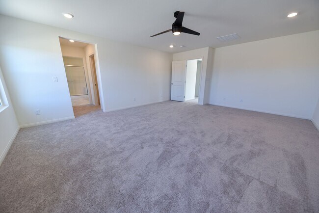 Building Photo - 5 Bed 3 1/2 Bath,  Beautiful home in gated community!