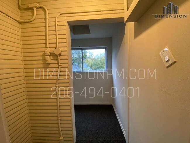 Building Photo - Spacious Two-Bedroom Apartment in the Hear...