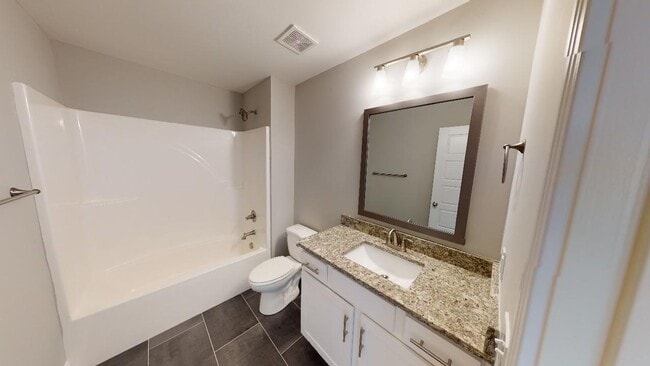 Building Photo - Spacious 3 bedroom, 2 full baths