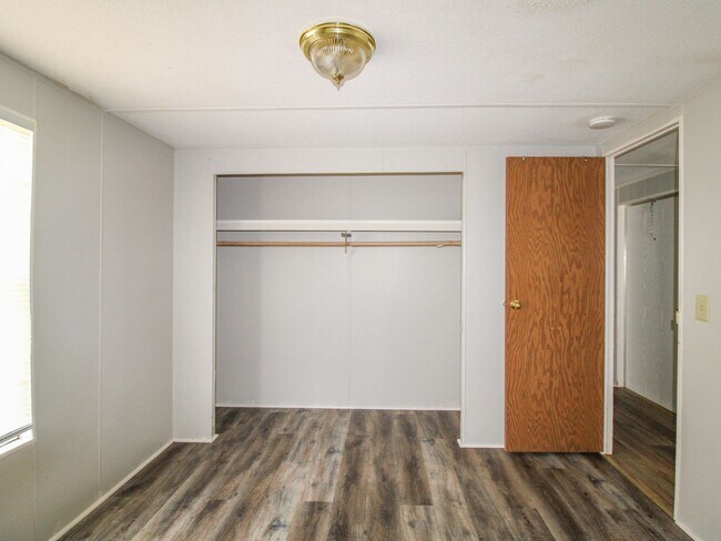 Building Photo - Move-In Ready & Lawn Care Included!