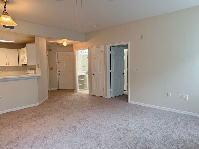 Building Photo - 2025 Erving Cir