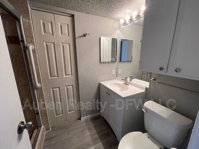 Building Photo - 602 Bellaire Dr