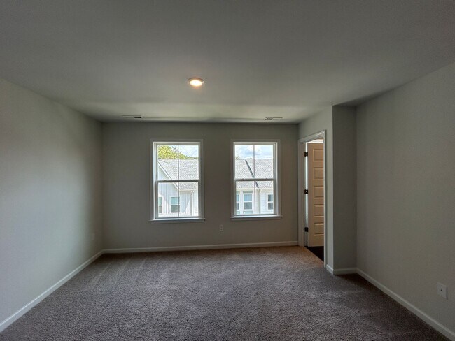 Building Photo - Luxury End-Unit Townhome with 2-Car Garage, Deck & Bonus Room – Available June 5!