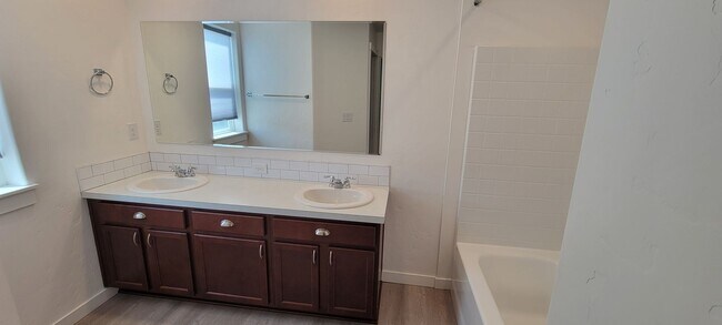 Building Photo - New and Wonderful 3 Bedroom Townhouse
