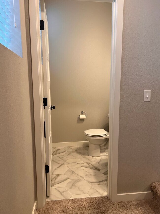 Building Photo - Modern 3-Bedroom Condo in the Heart of Lyn...